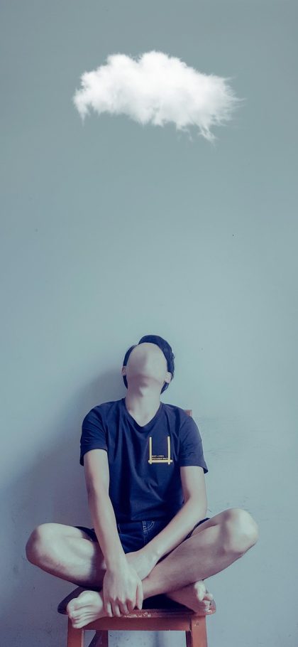 匿名聊天网站 App 主界面截图，深色背景上排列着几位陌生人的匿名头像与最近一句开场白，右侧显示在线状态小圆点